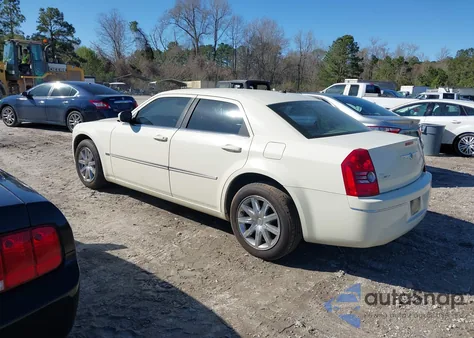 2008 Chrysler 300 Touring z USA, uszkodzony, nr VIN 2C3LA53G28H238380